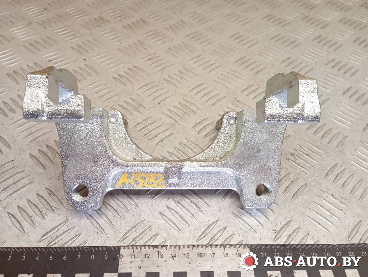 скоба суппорта Volkswagen Passat B6 2007, 2.0 л., дизель, АКПП, универсал - фото №1