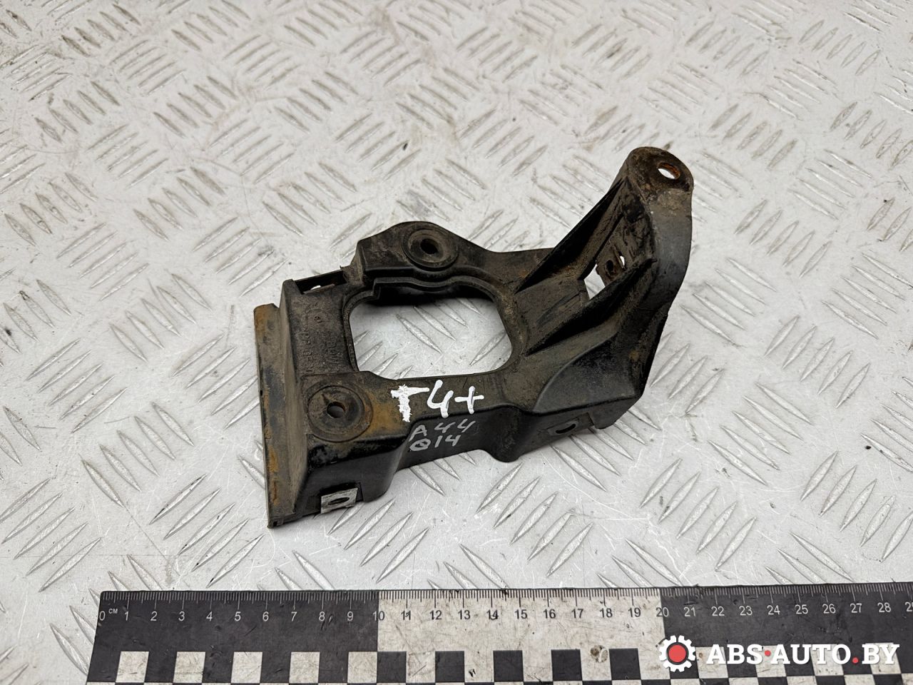 крепление ( кронштейн ) крыла Audi A6 4B/C5 1999, 2.5 л., AKN, дизель, МКПП, универсал, передний привод, 4B0853922B - фото №1