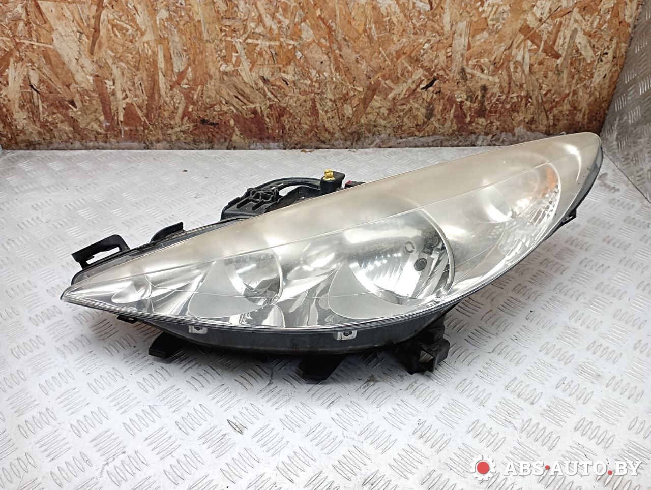 фара левая Peugeot 207 1 поколение 2008, 1.4 л., EP3C, бензин, МКПП, хетчбэк 5 дв., правый руль, 9680131780, 89903634, 89900874 - фото №1