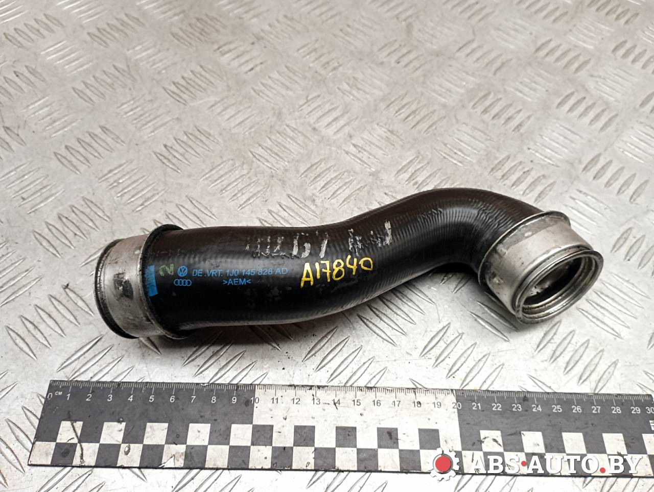 патрубок интеркулера Volkswagen Golf 4 поколение 2000, 1.9 л., дизель, 1J0145828AD, 1J0145828K - фото №1