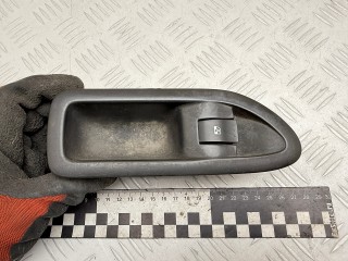 кнопка стеклоподъемника двери задней правой Renault Laguna 2 поколение 2001, 1.9 л., F9Q 750, дизель, МКПП, хетчбэк 5 дв., 8200016014