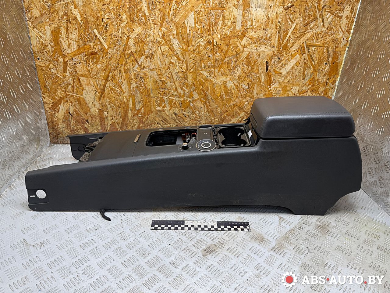 консоль салона Volkswagen Touareg 1 поколение 2006, 2.5 л., BAC, дизель, МКПП, внедорожник 5 дв., 7L6863762D, 7L6858602C - фото №1