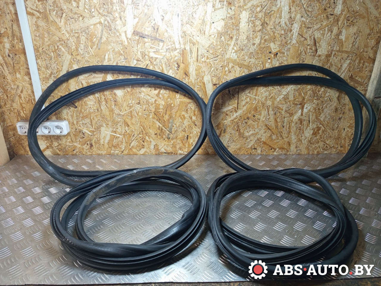 уплотнитель двери Renault Grand Scenic 3 поколение 2011, 1.5 л., дизель, МКПП, правый руль - фото №1