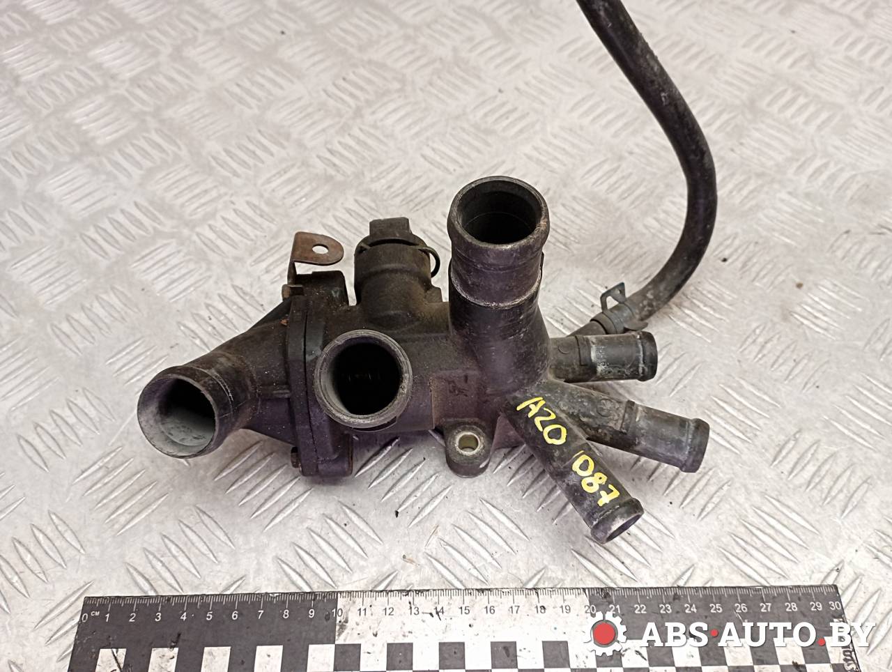 корпус термостата Volkswagen Golf 3 поколение 1996, 1.4 л., бензин, 030121117N - фото №1