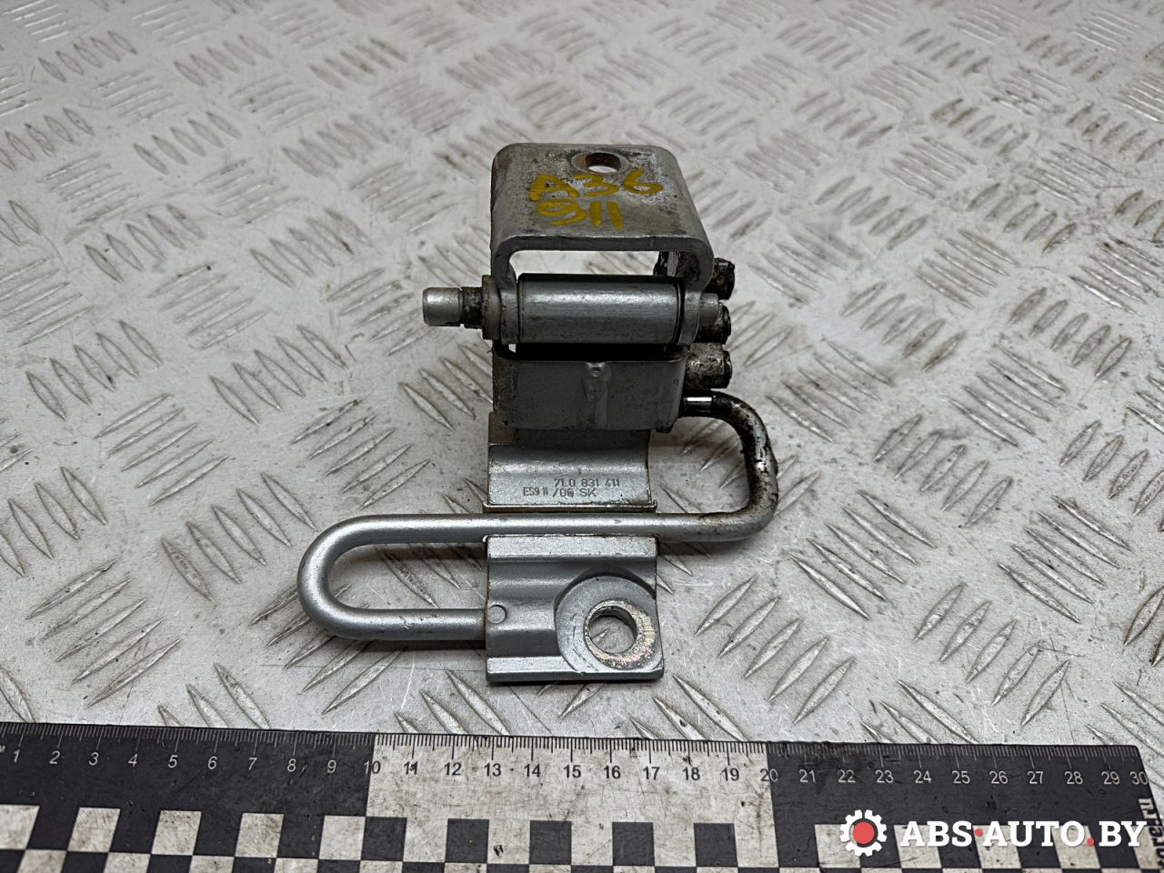 петля двери Volkswagen Touareg 1 поколение 2006, 2.5 л., BAC, дизель, МКПП, внедорожник 5 дв., 7L0831411 - фото №1