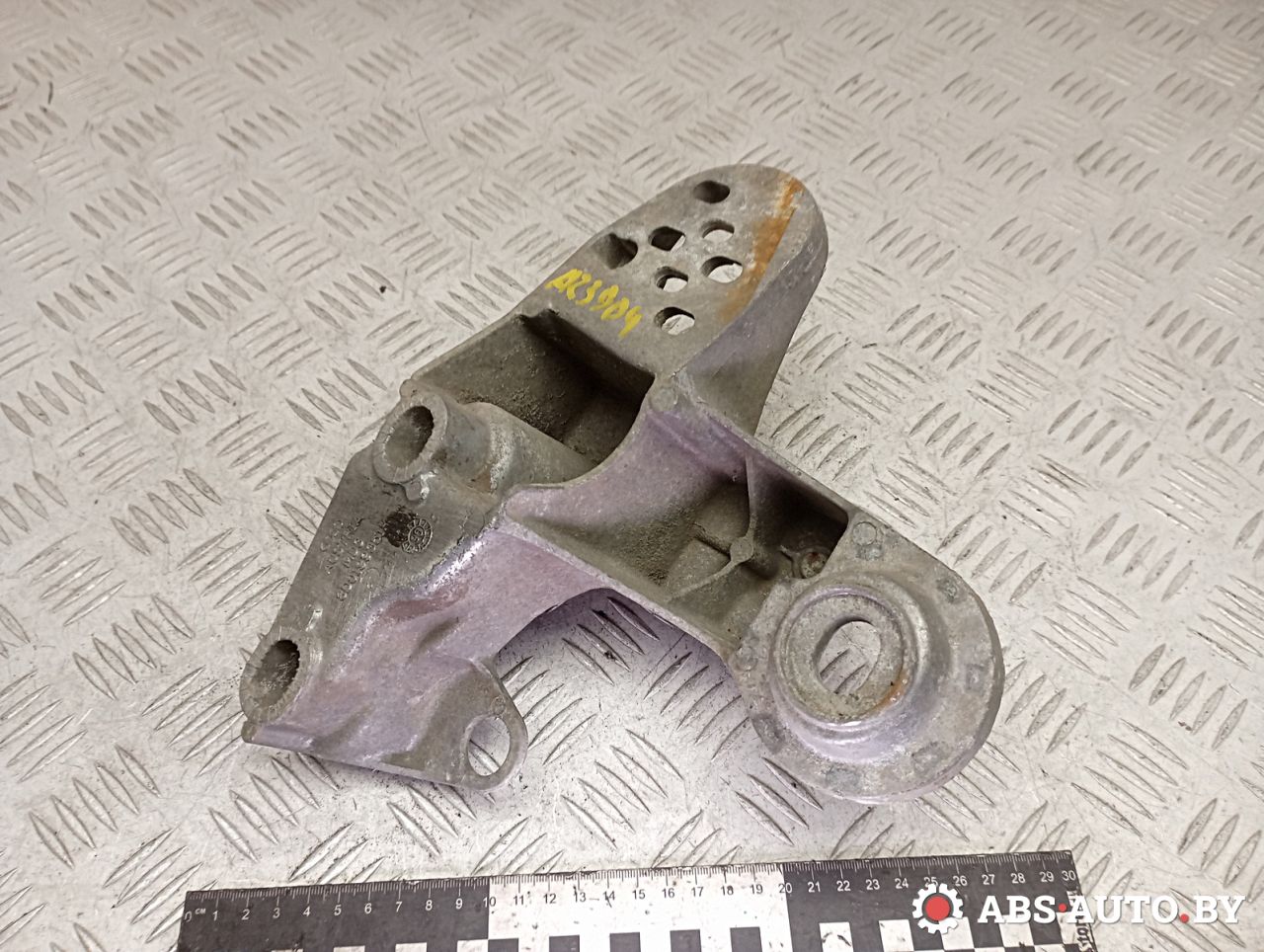 кронштейн двигателя Audi A4 B5 1999, 1.8 л., бензин, 8D0199351H - фото №1