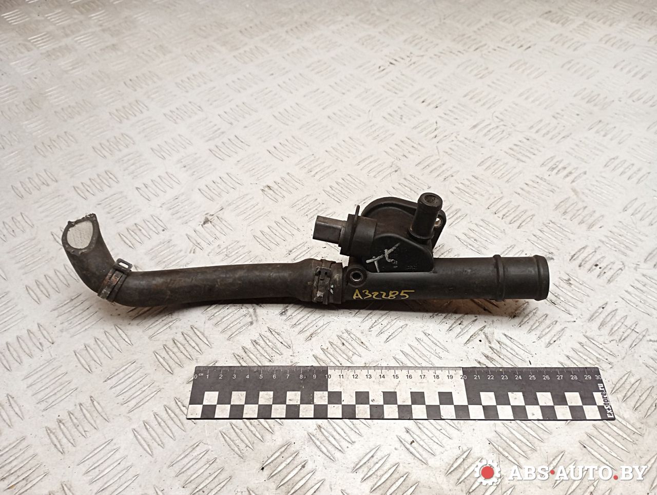 фланец (тройник) системы охлаждения Volkswagen Transporter T5 2008, 1.9 л., дизель, 038121133, 038121132C - фото №1