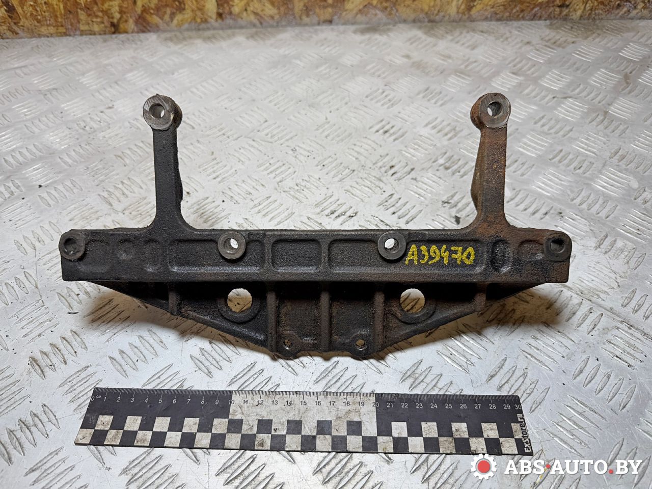 кронштейн (крепление) Mitsubishi Pajero 3 поколение 2002, 3.2 л., дизель, МКПП, внедорожник 3 дв., полный привод, ME203716 - фото №1