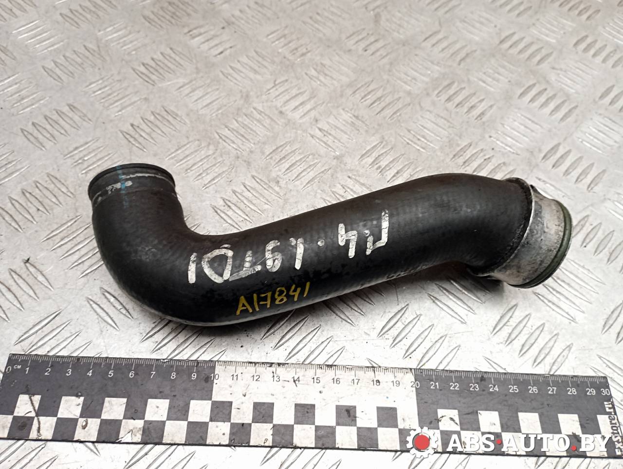 патрубок интеркулера Volkswagen Golf 4 поколение 2000, 1.9 л., дизель, 1J0145828D, 1J0145828T - фото №1