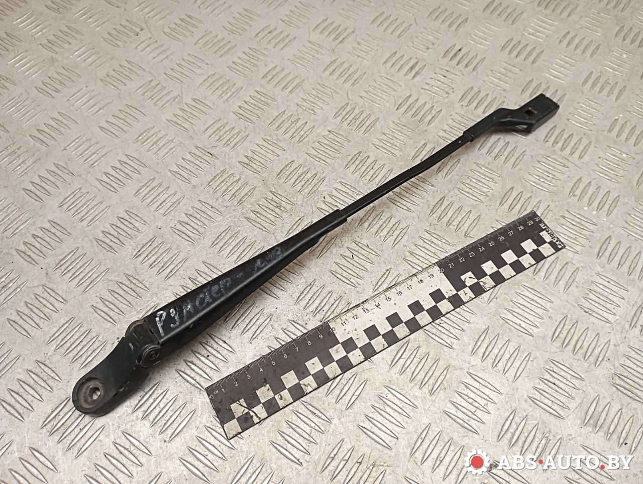 щеткодержатель (поводок стеклоочистителя, дворник) Skoda Roomster 1 поколение 2009, 5J1955409B - фото №1