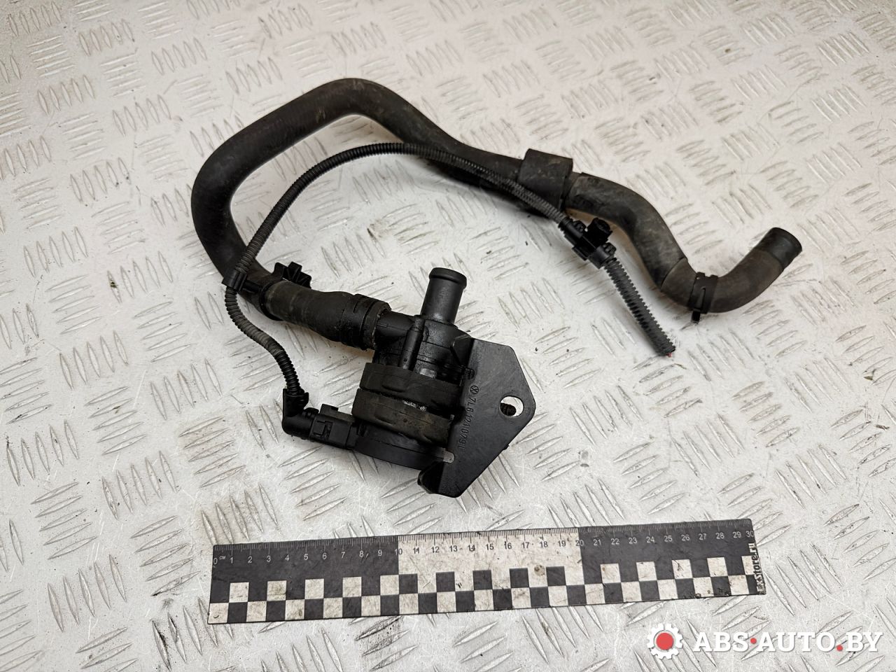 насос антифриза дополнительный Volkswagen Touareg 1 поколение 2006, 3.0 л., BKS, дизель, АКПП, внедорожник 5 дв., полный привод, 7L0965561, 7L0965561L, 7L0965561M, 0986338405, KWB9443JJ, KWB9443JK, KWB9443P, KWB9443RQ, 706740280, 95510656110, 7L6121079L, 7L6121058AB - фото №1