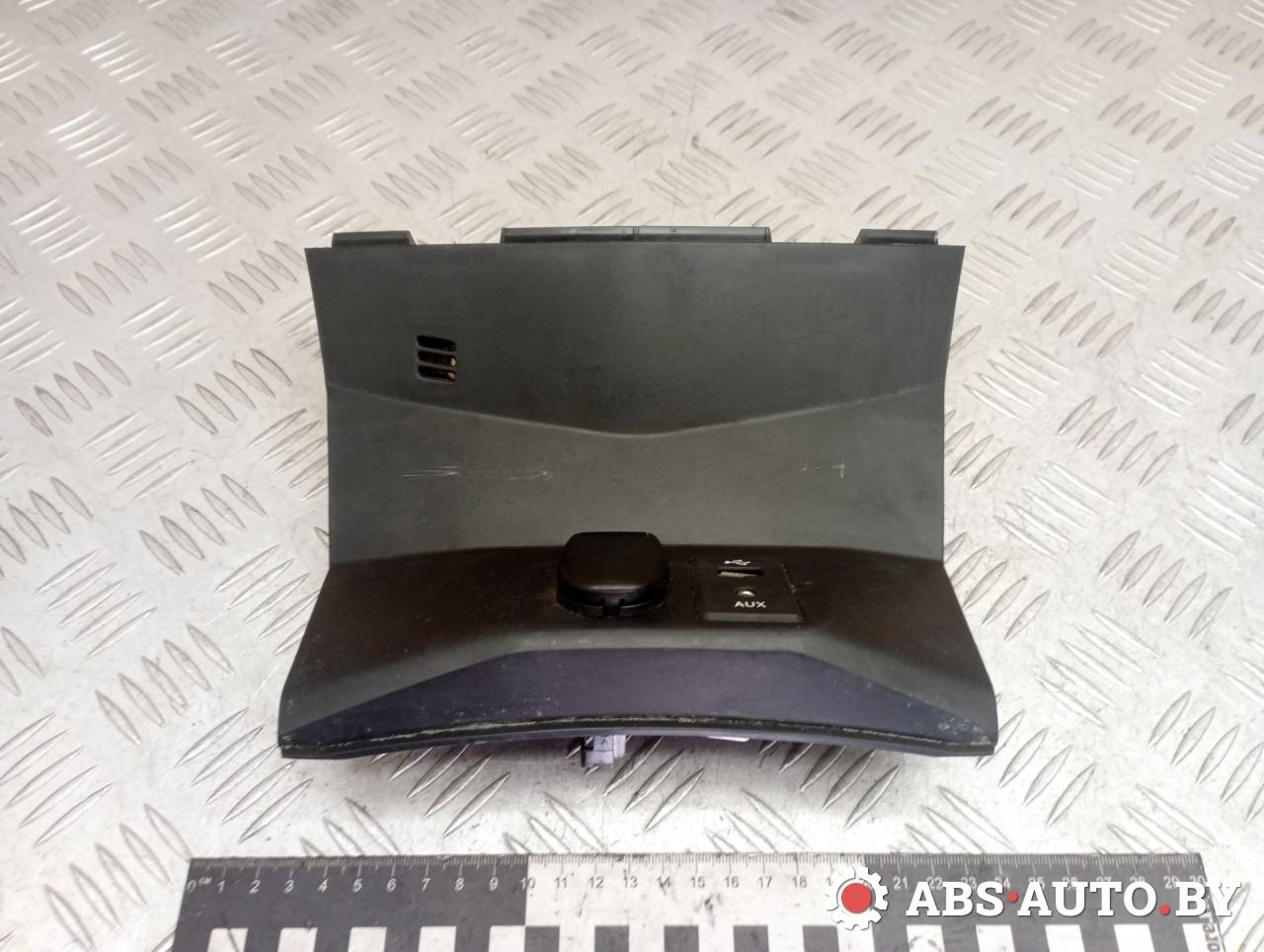 накладка на торпедо (консоль) Nissan X-Trail T32 2014, 1.6 л., R9M, дизель, МКПП, полный подключаемый привод, правый руль, 681044CC0A, 681T14CC0A - фото №1