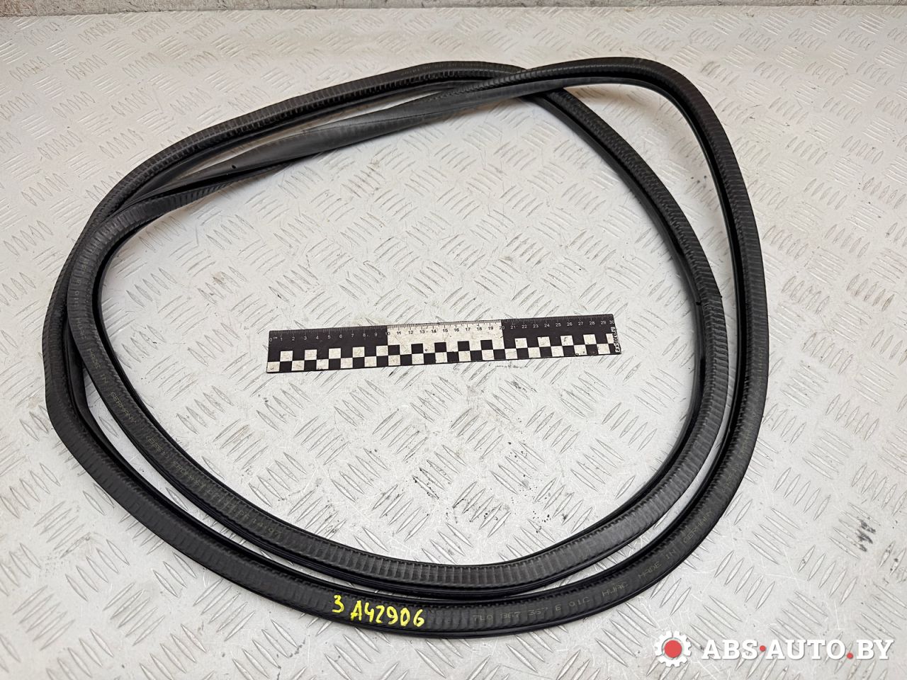 уплотнитель двери Volkswagen Touareg 1 поколение 2006, 3.0 л., BKS, дизель, АКПП, внедорожник 5 дв., полный привод, 7L0867367E - фото №1