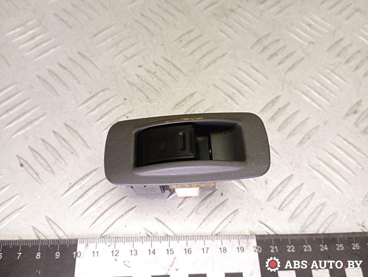 кнопка стеклоподъемника двери задней правой Toyota RAV4 2 поколение (XA20) 2003, 2.0 л., 1CD-FTV, дизель, МКПП, внедорожник 5 дв. - фото №1