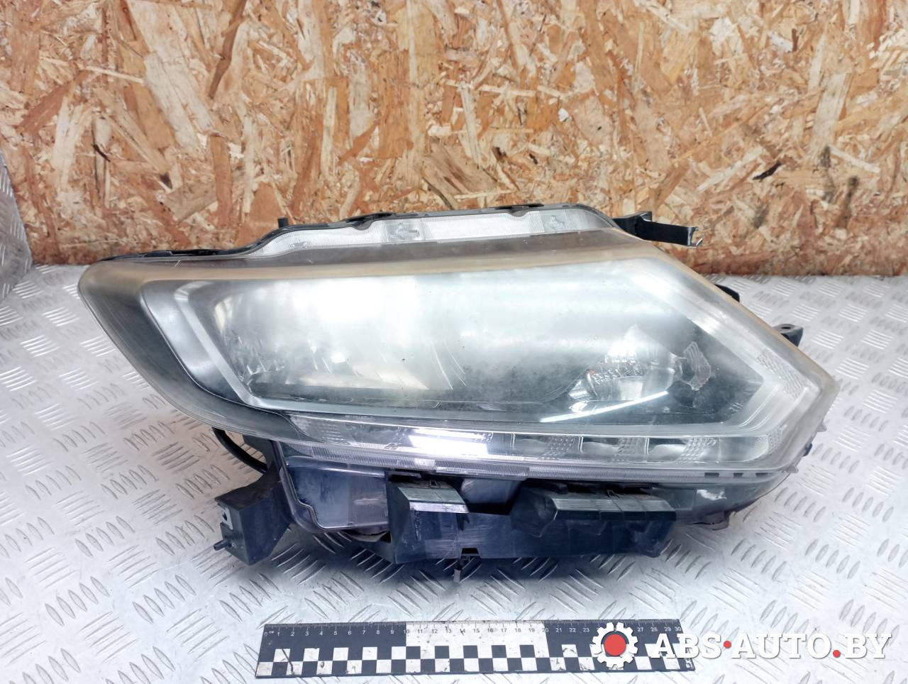 фара правая Nissan X-Trail T32 2014, 1.6 л., R9M, дизель, МКПП, полный подключаемый привод, правый руль - фото №1