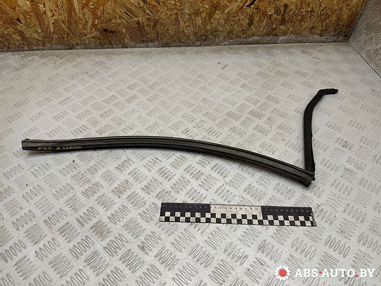 уплотнитель двери Volkswagen Touareg 1 поколение 2006, 2.5 л., BAC, дизель, МКПП, внедорожник 5 дв., 7L0839761D, 7L0839762D - фото №1