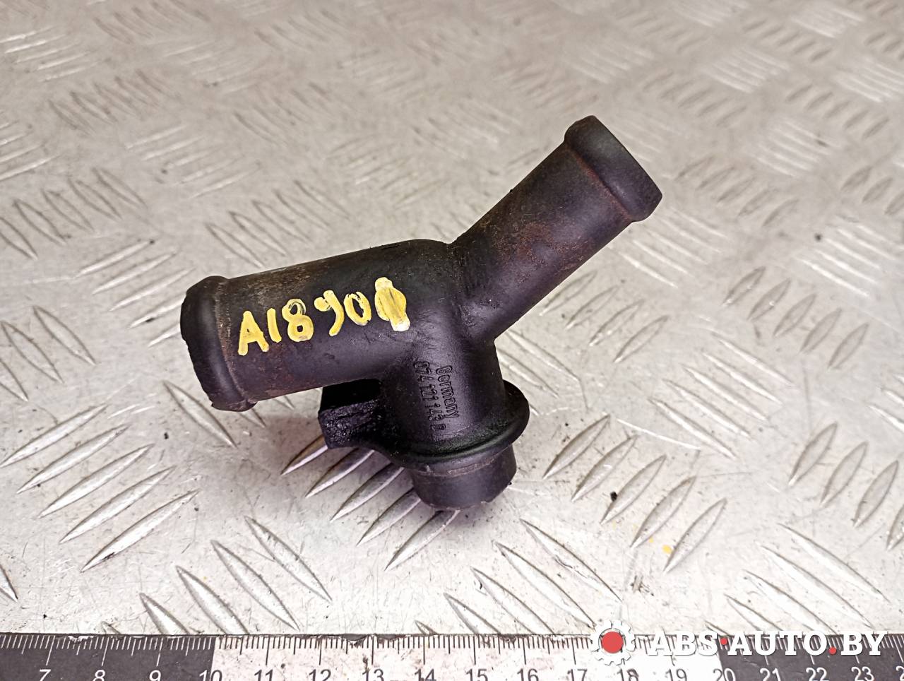 фланец (тройник) системы охлаждения Volkswagen Transporter T4 1995, 2.4 л., дизель, МКПП, 074121143D - фото №1