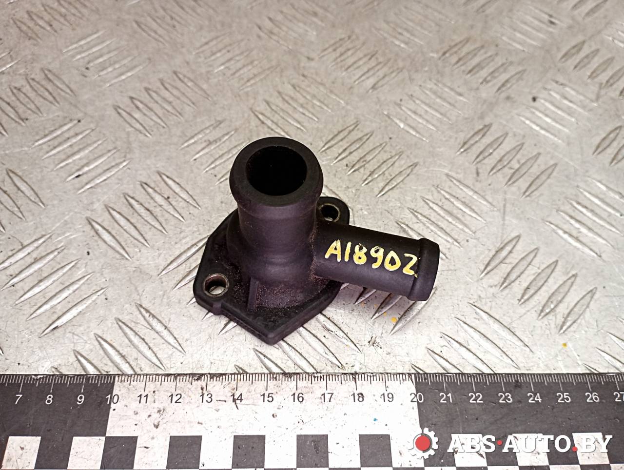 фланец (тройник) системы охлаждения Volkswagen Golf 3 поколение 1995, 1.8 л., бензин, 026121145F - фото №1