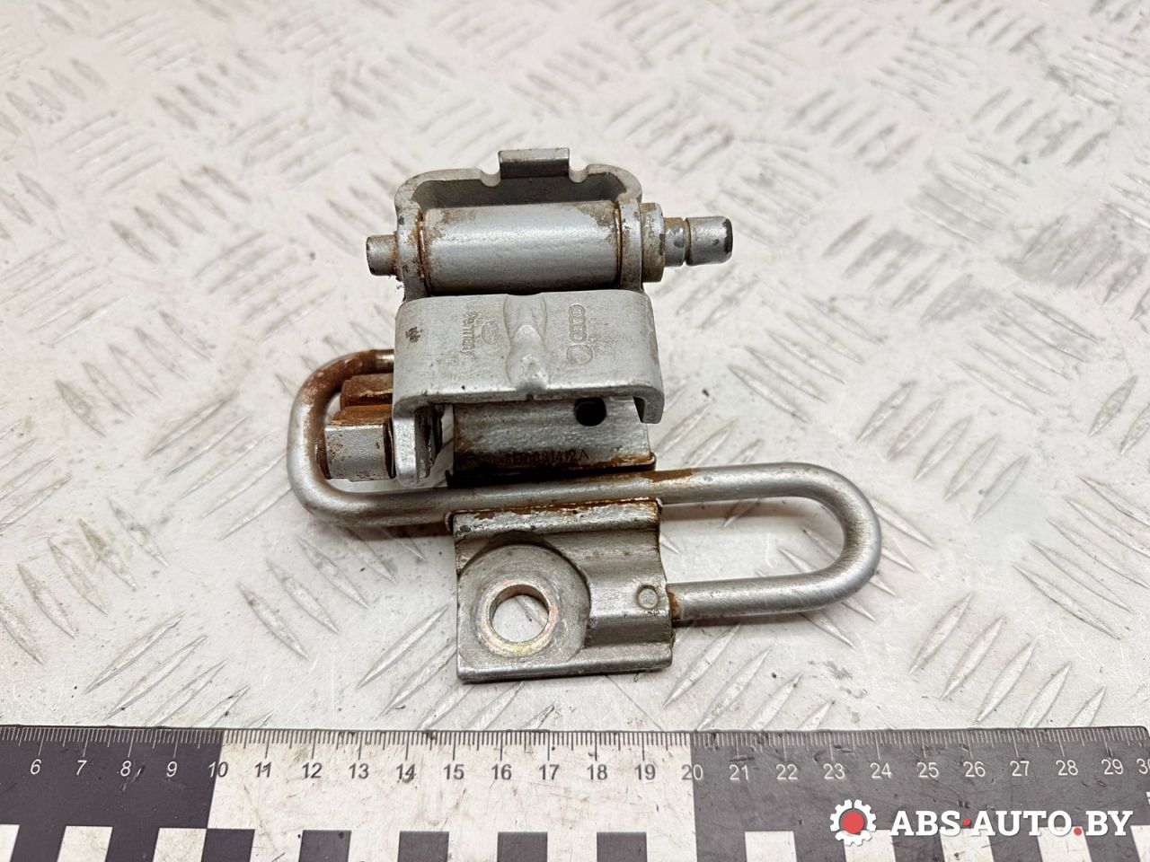 петля двери Audi A6 4B/C5 1997, 1.9 л., AFN, дизель, МКПП, седан, 4B0831412A - фото №1