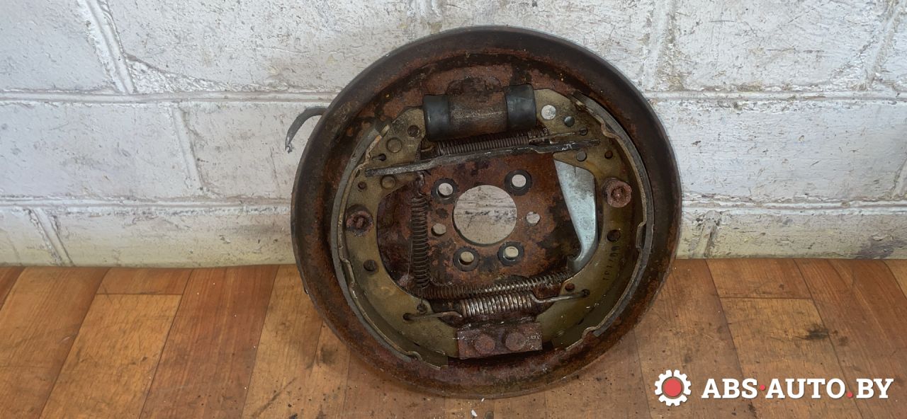 защитный кожух тормозного механизма Volkswagen Golf 3 поколение 1995 - фото №1