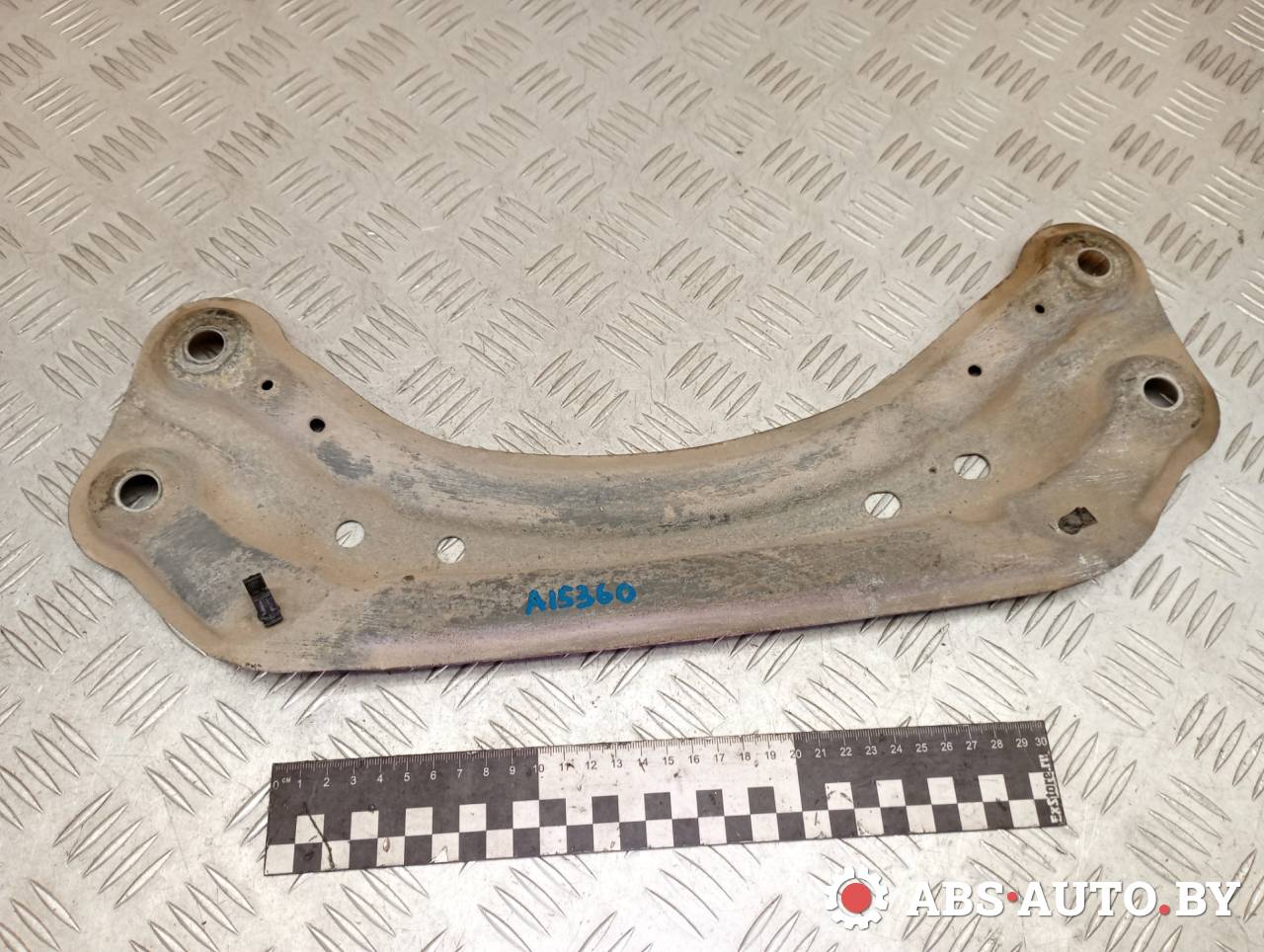 кронштейн глушителя Volvo XC90 1 поколение 2005, 2.4 л., D 5244 T, дизель, АКПП, внедорожник 5 дв., полный подключаемый привод, правый руль - фото №1