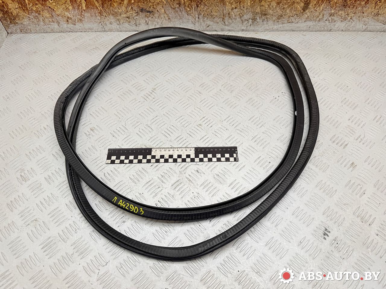 уплотнитель двери Volkswagen Touareg 1 поколение 2006, 3.0 л., BKS, дизель, АКПП, внедорожник 5 дв., полный привод, 7L0867365E - фото №1