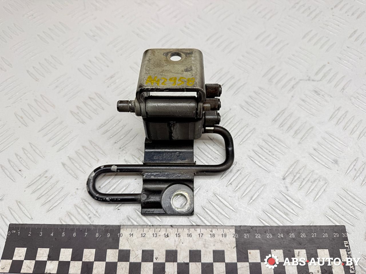 петля двери Volkswagen Touareg 1 поколение 2006, 3.0 л., BKS, дизель, АКПП, внедорожник 5 дв., полный привод, 7L0831411 - фото №1