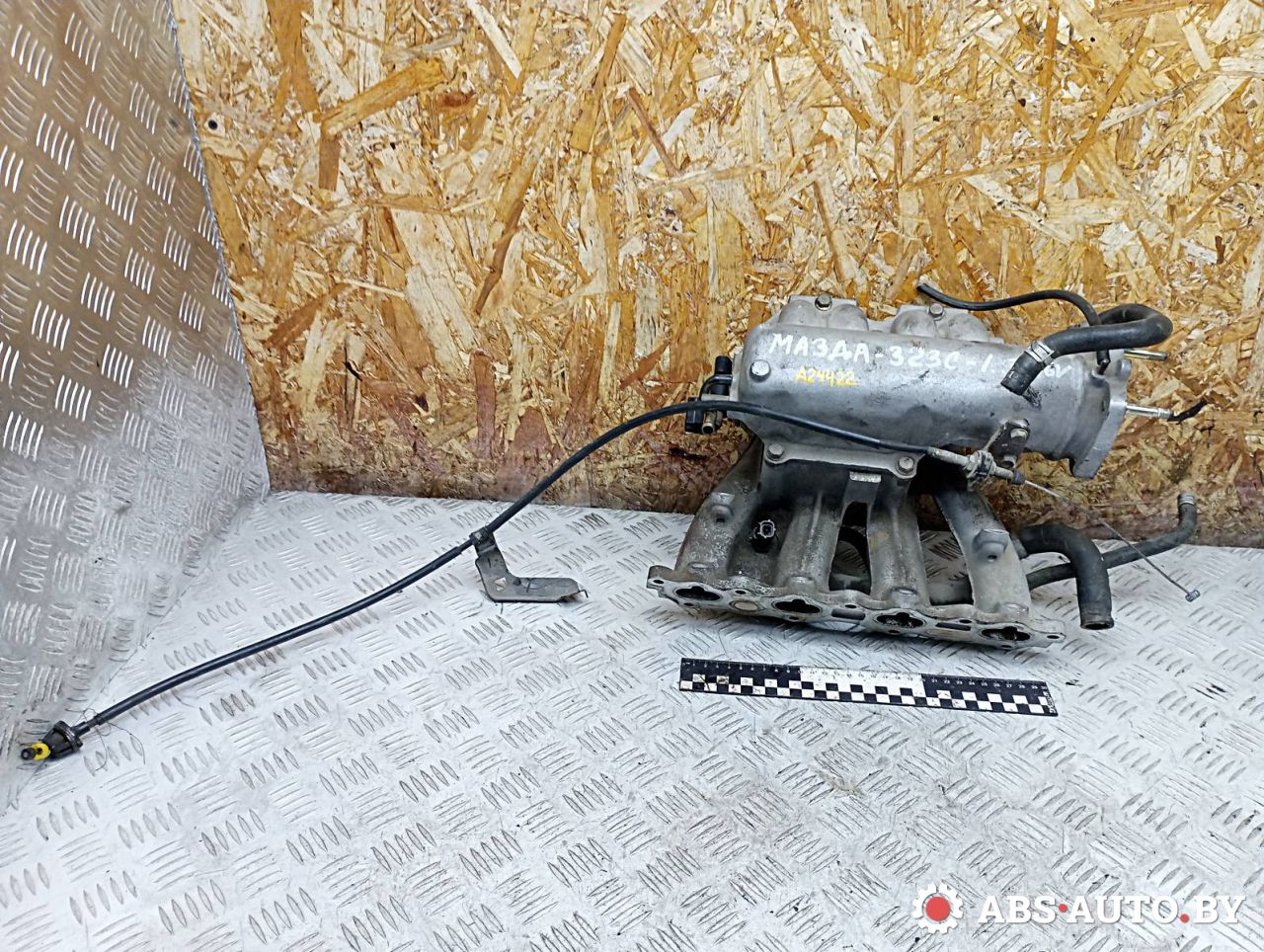 коллектор впускной Mazda 323C BA 1995, 1.3 л., бензин - фото №1