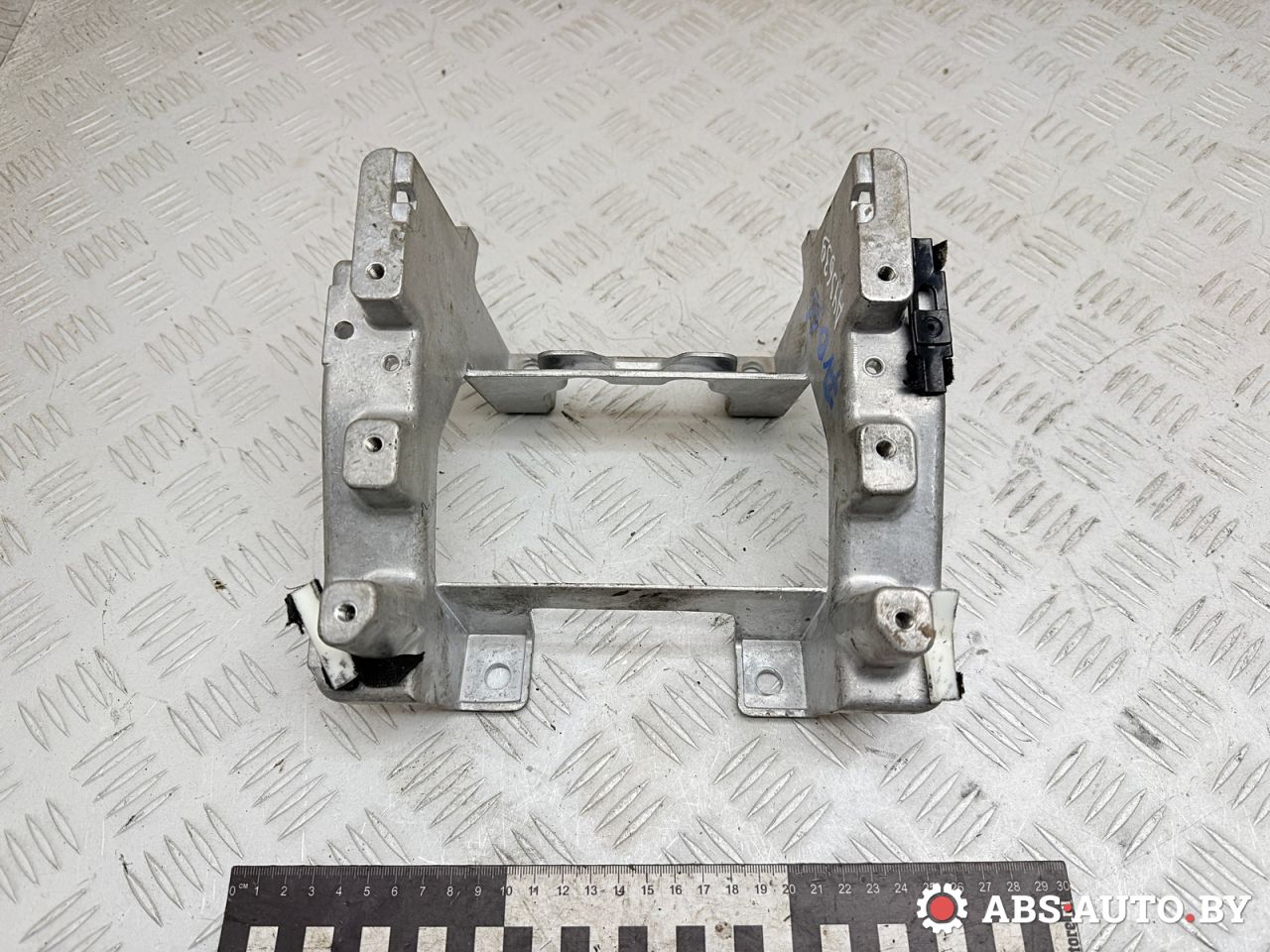 кронштейн (крепление) Volkswagen Touareg 1 поколение 2006, 3.0 л., BKS, дизель, АКПП, внедорожник 5 дв., полный привод, 7L0863345 - фото №1