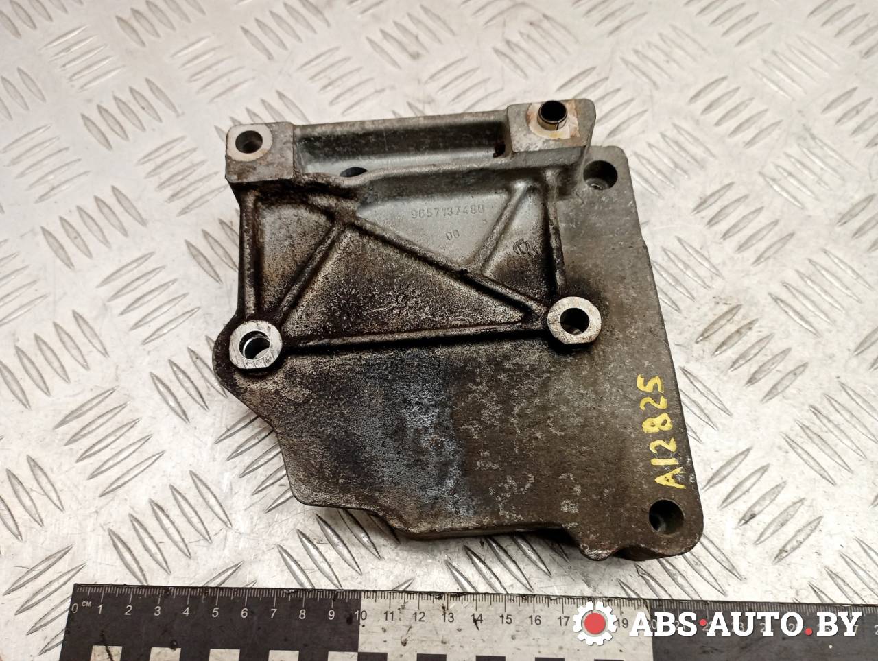 кронштейн компрессора кондиционера Citroen C4 1 поколение 2006, 1.6 л., бензин, 9657137480 - фото №1