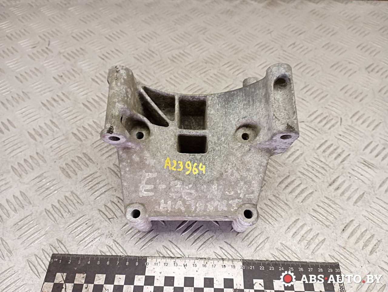 кронштейн генератора BMW 3 серия E36 1996, 1.8 л., бензин, 1739514 - фото №1