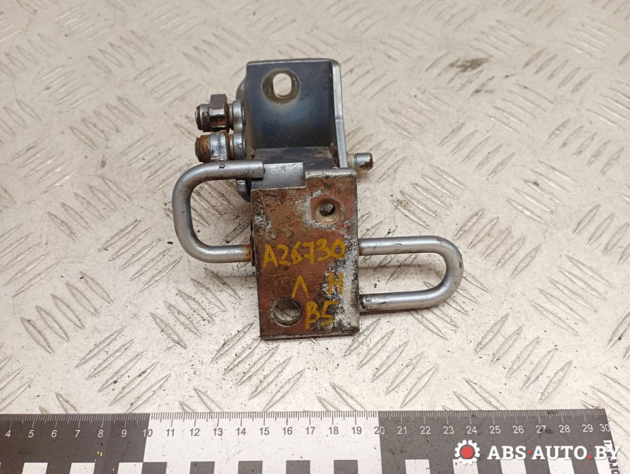 петля двери Volkswagen Passat B5 1997, 8L3831411 - фото №1