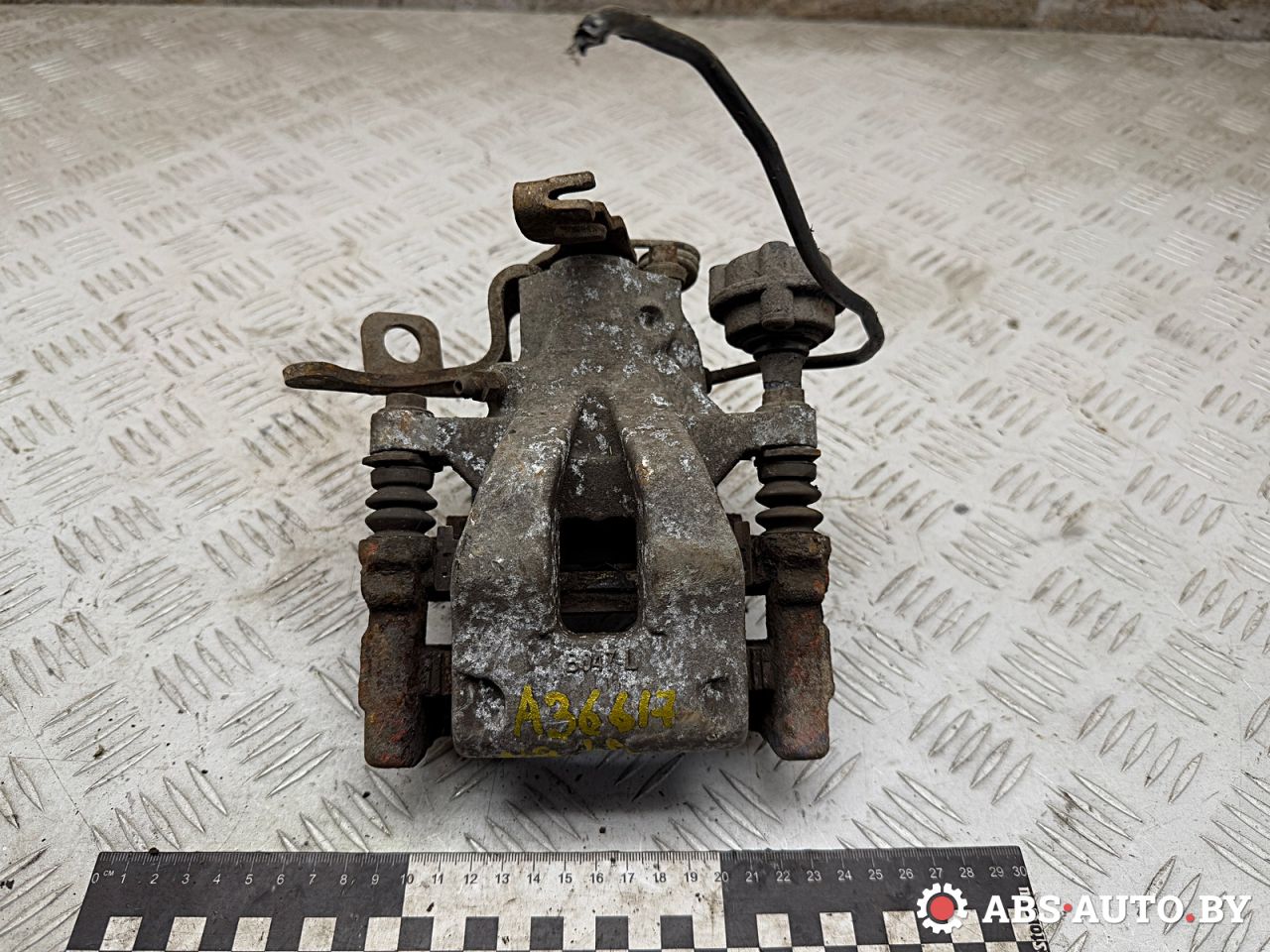 суппорт задний левый Citroen C4 Picasso 1 поколение 2009, 1.6 л., 9HZ (DV6TED4), дизель, АКПП, правый руль, 24338417915, 0204207082, 0986134000, F61268, BNZ1923ZP, BNZ1923ZW, 1651755880, 4400T7, 4401Q4, 561N10687Z - фото №1