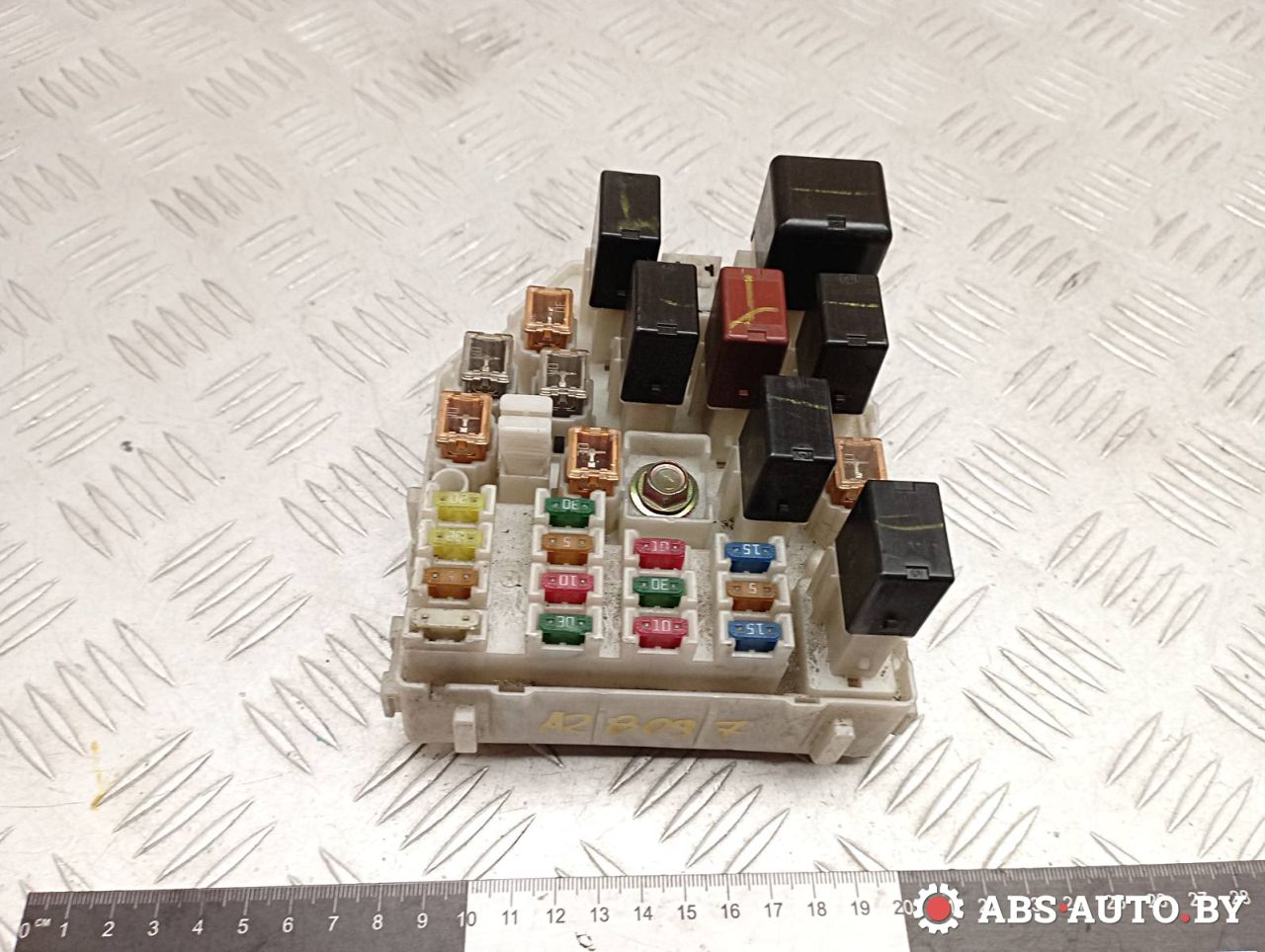 блок предохранителей Toyota RAV4 2 поколение (XA20) 2003, 2.0 л., 1CD-FTV, дизель, МКПП, внедорожник 5 дв., 8272142020 - фото №1