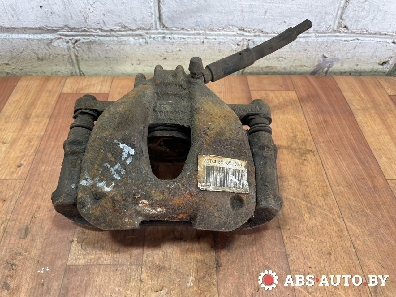 суппорт передний левый Peugeot 3008 1 поколение 2011, 1.6 л., дизель, робот, передний привод, правый руль, 4401N8 - фото №1