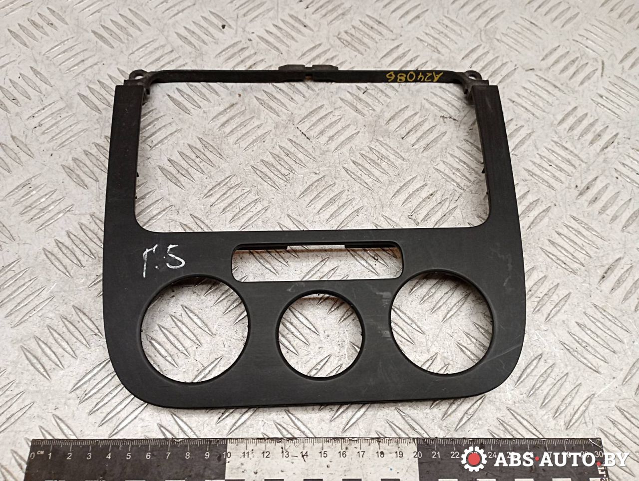 рамка под магнитолу Volkswagen Golf 5 поколение 2005, 1K0858071, 1K0858069 - фото №1