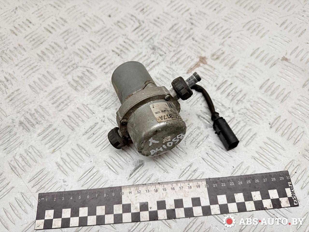 насос вакуумный Volkswagen Phaeton 1 поколение 2006, 3.2 л., бензин, АКПП, 8E0927317A, 8E0927317, 8E0927317B, 8E0927317C, 8E0927317D, 8E0927317E, 8E0927317F, 8E0927317G, 8E0927317H, 8E0927317J, 95535561700, 95535561701, 95535561702, 702551440 - фото №1