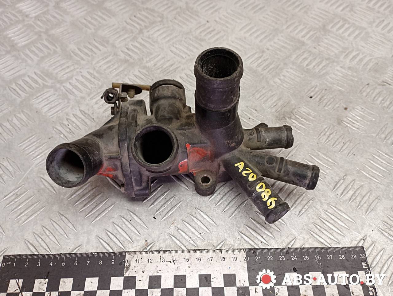 корпус термостата Volkswagen Golf 3 поколение 1996, 1.6 л., бензин, 030121117N - фото №1