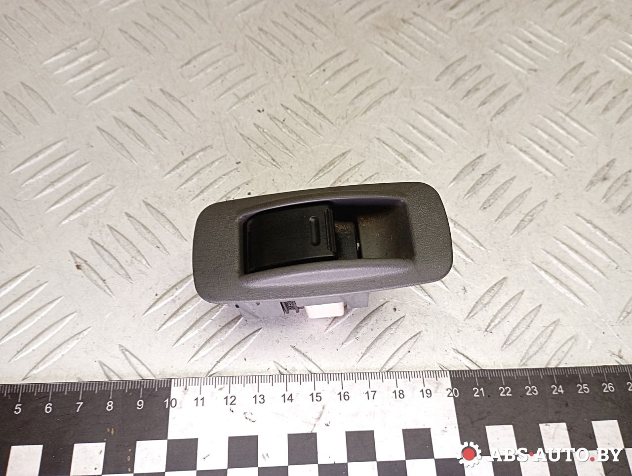 кнопка стеклоподъемника двери задней правой Toyota RAV4 2 поколение (XA20) 2003, 2.0 л., 1CD-FTV, дизель, МКПП, внедорожник 5 дв. - фото №1