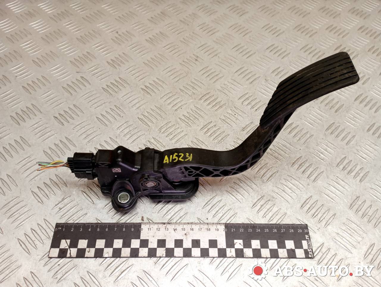 педаль Peugeot 4007 1 поколение 2009, 2.2 л., дизель, МКПП, полный подключаемый привод, правый руль, MN101543 - фото №1