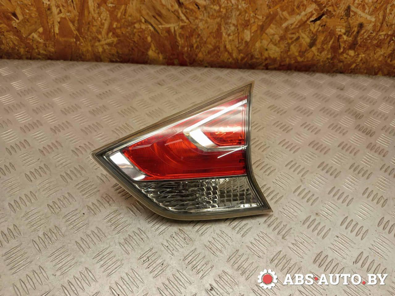 фонарь крышки багажника правый Nissan X-Trail T32 2014, 1.6 л., R9M, дизель, МКПП, полный подключаемый привод, правый руль, 226-17939, A049628 - фото №1