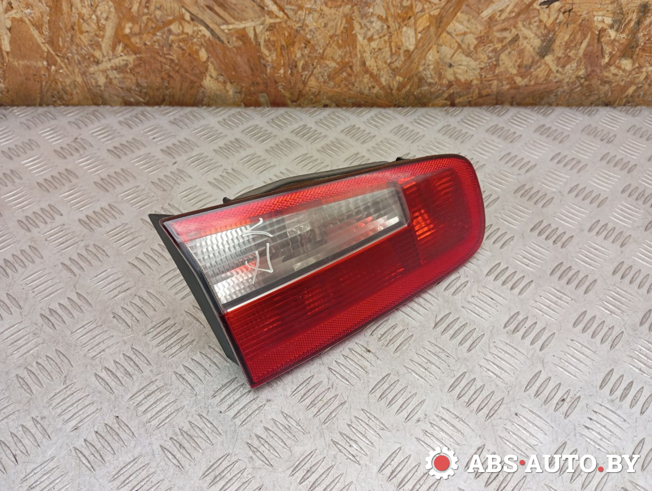 фонарь крышки багажника левый Renault Laguna 2 поколение 2004, 1.8 л., бензин, АКПП, хетчбэк 5 дв., 8200002475 - фото №1