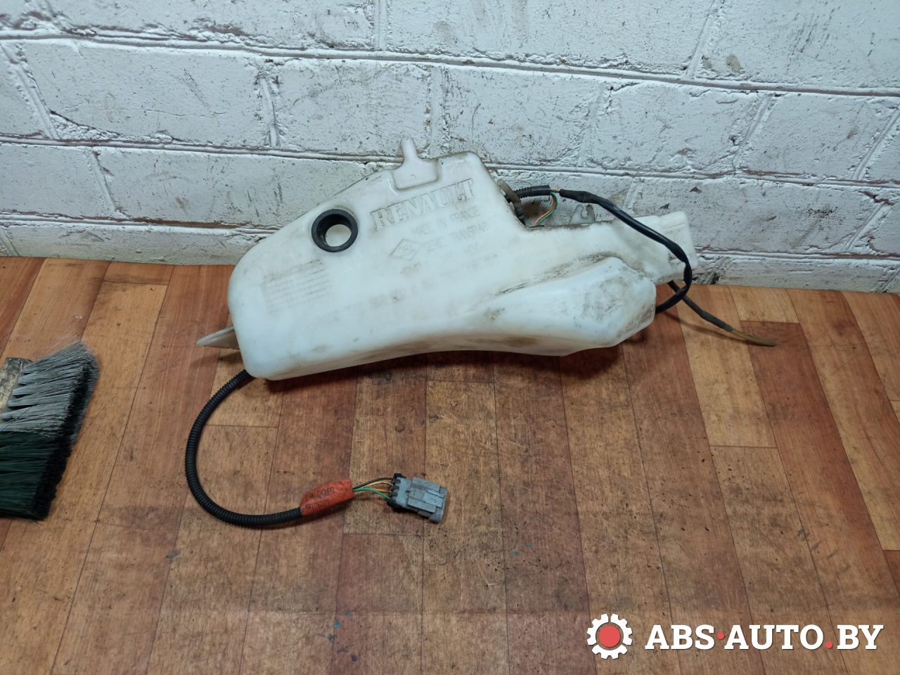бачок омывателя Renault Scenic 1 поколение 1999, 2.0 л., бензин, МКПП, 7700843902, 7701768171 - фото №1