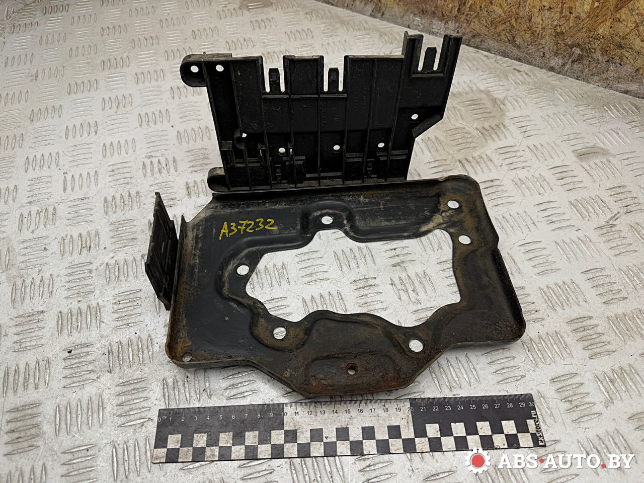 полка аккумулятора Opel Vectra B 1997, 2.0 л., Y 20 DTL, дизель, МКПП, 90569751, 90568225 - фото №1