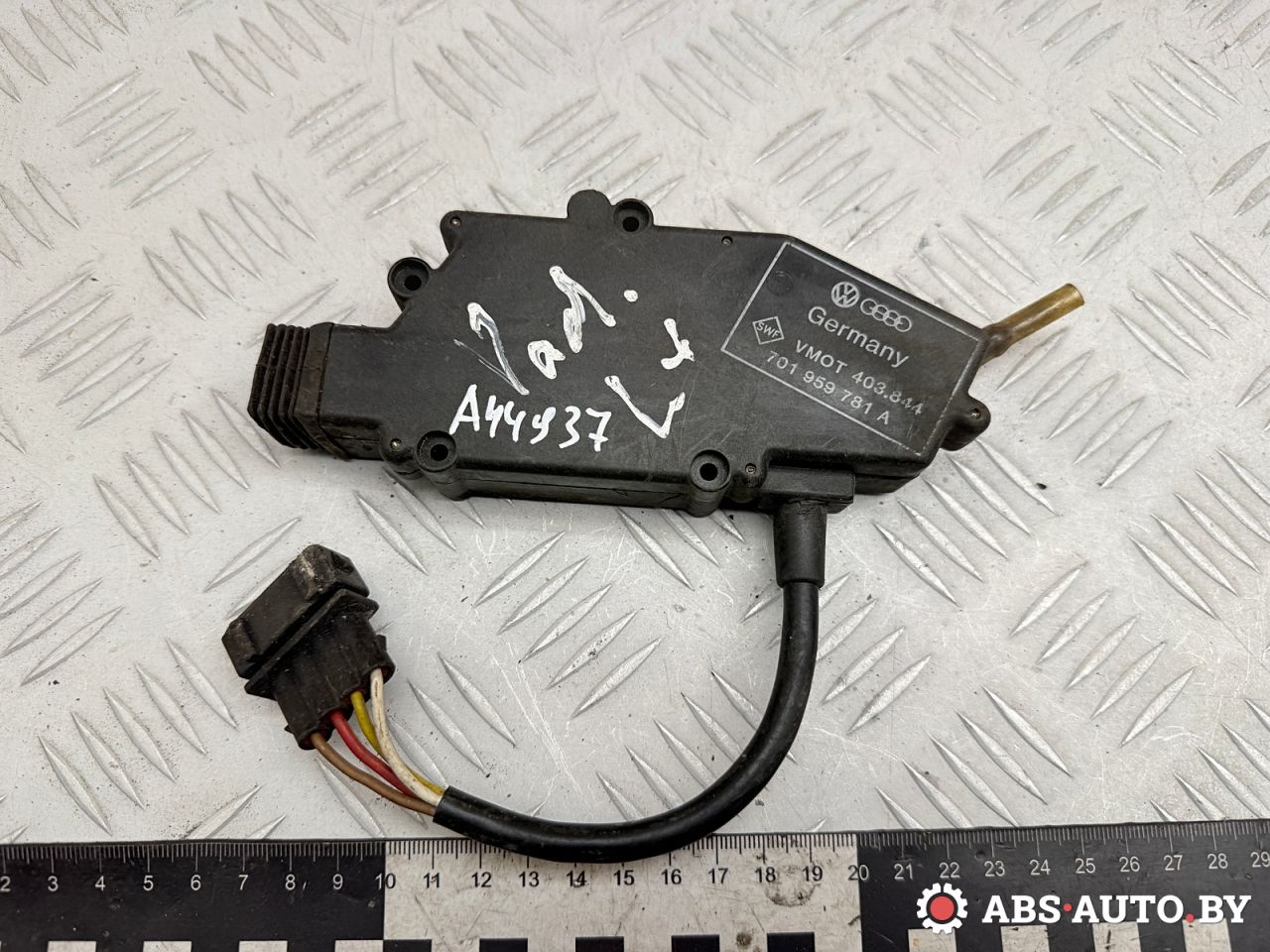 активатор (привод) замка двери Volkswagen Transporter T4 2001, 2.5 л., ACV, дизель, МКПП, микроавтобус, 701959781A - фото №1