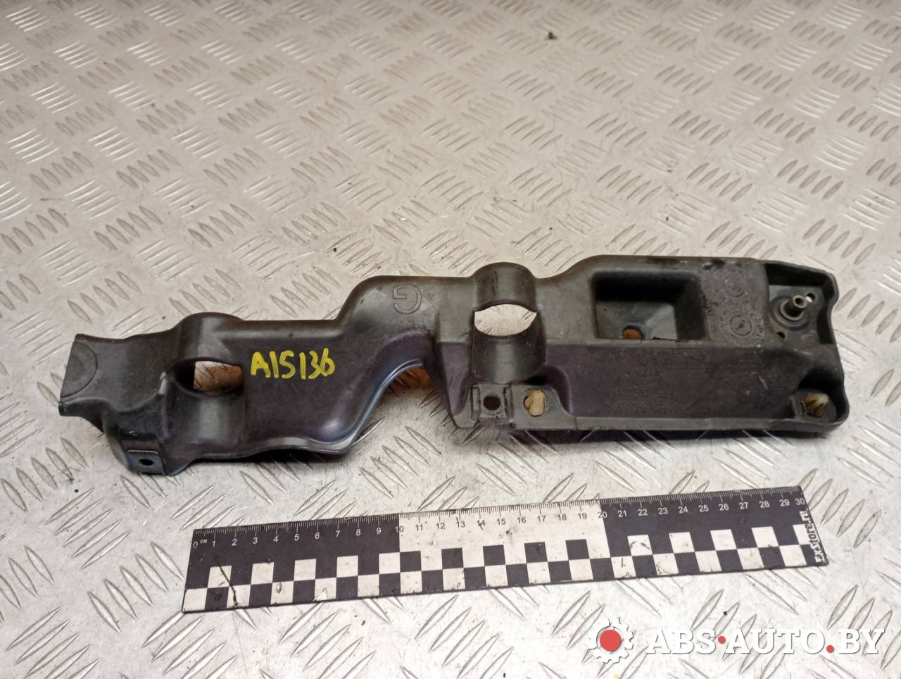 крепление ( кронштейн ) крыла Renault Grand Scenic 3 поколение 2011, 1.5 л., дизель, МКПП, правый руль, 631230010R - фото №1