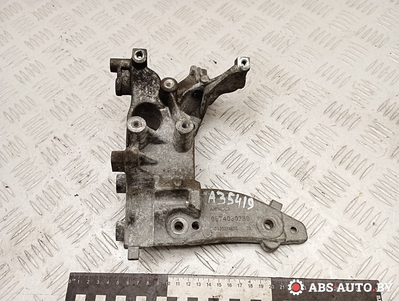 кронштейн генератора Peugeot 3008 1 поколение 2012, 1.6 л., дизель, робот, передний привод, правый руль, 9674030280 - фото №1