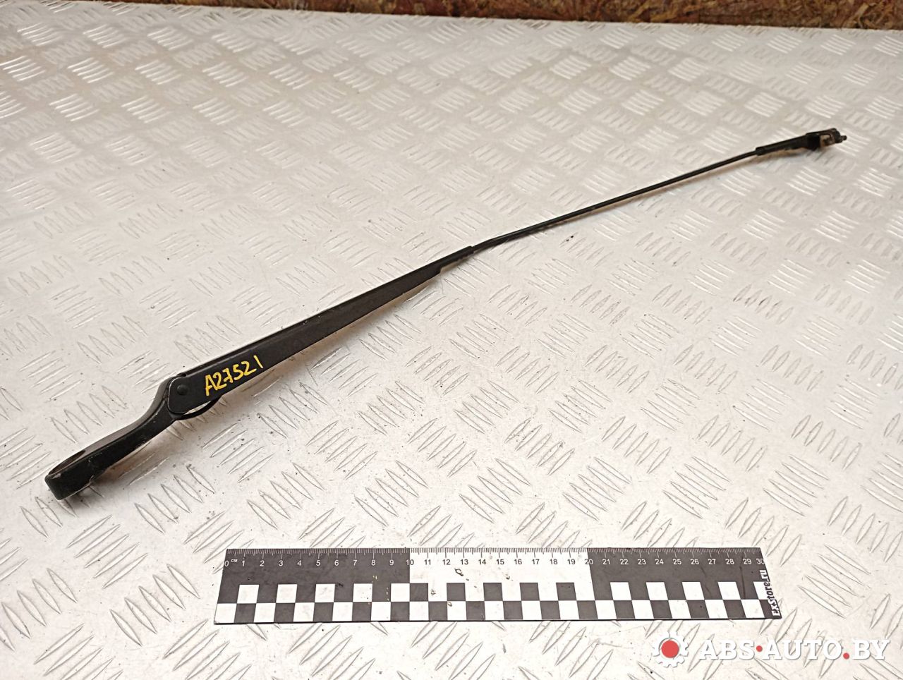 щеткодержатель (поводок стеклоочистителя, дворник) Volkswagen Polo 4 поколение 2003, 6Q1955410B - фото №1