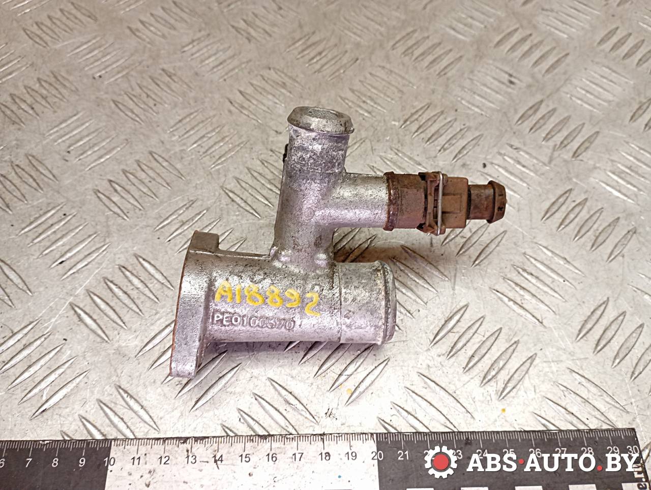 фланец (тройник) системы охлаждения Rover 200 Series 2 поколение 1998, 1.4 л., бензин, PE0100570 - фото №1