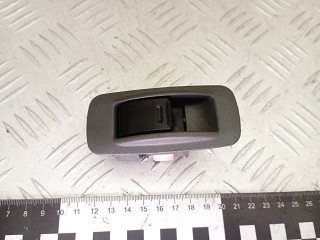 кнопка стеклоподъемника двери задней левой Toyota RAV4 2 поколение (XA20) 2003, 2.0 л., 1CD-FTV, дизель, МКПП, внедорожник 5 дв.